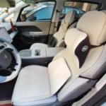 Soulagez vos douleurs de dos et de nuque avec notre kit confort auto. Coussin lombaire appuie-tête mémoire de forme, compatible toutes voitures.